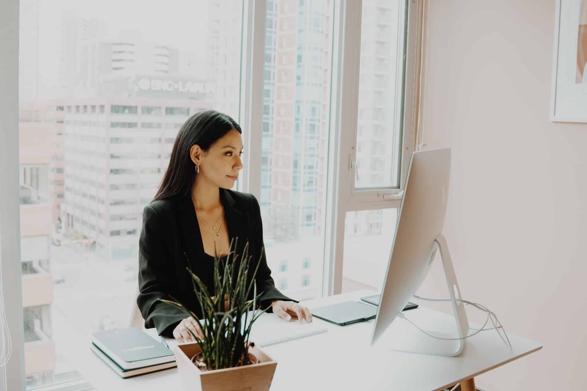 barrierefrei mit kwsoft® und der Serie M/ arbeiten dank des Editors barrierefrei mit kwsoft<sup>®</sup> und der Serie M/ arbeiten dank des Editors -kwsoft<sup>®</sup> woman working at desk