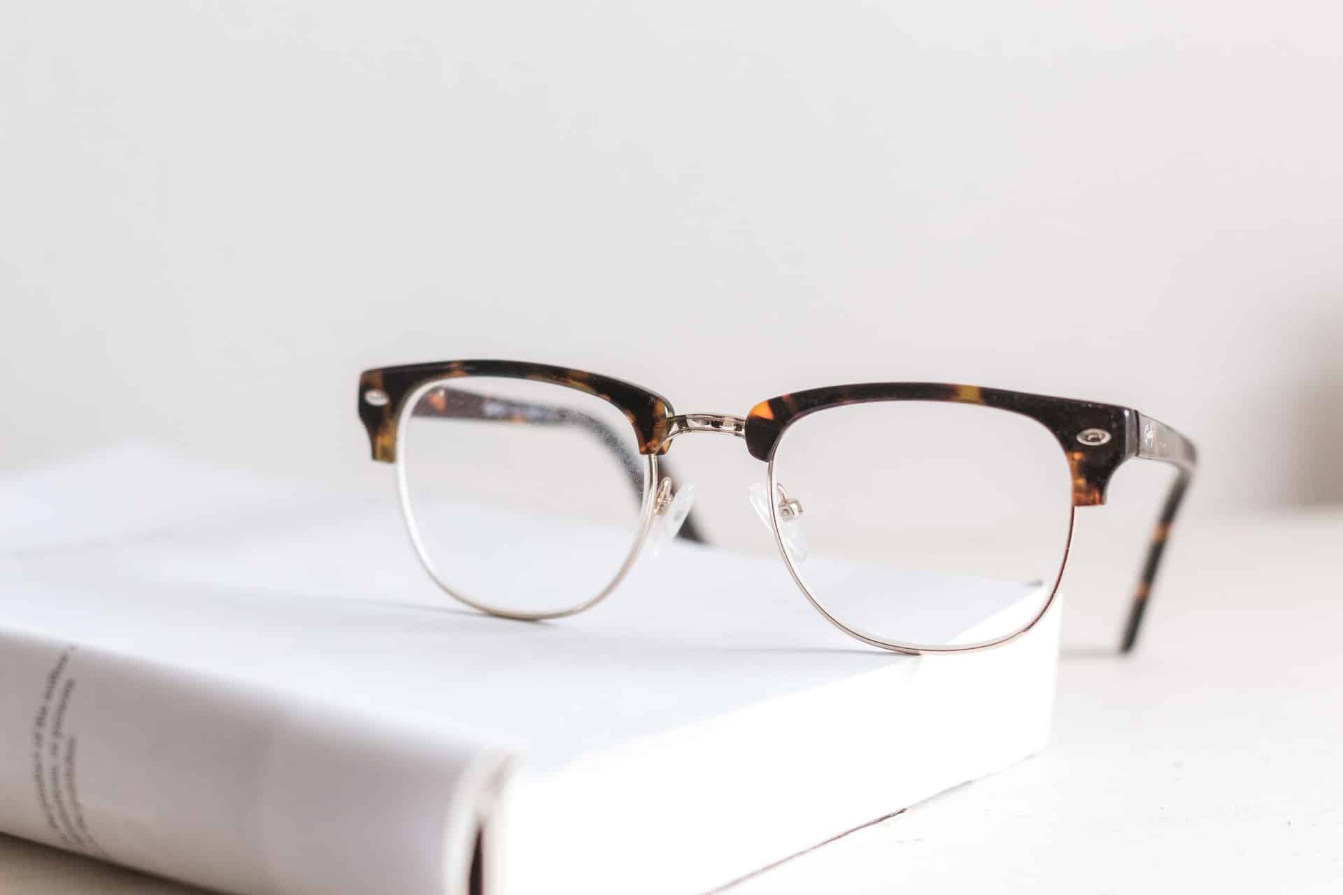 kwsoft® barrierefreiheit brille auf buch kwsoft<sup>®</sup> barrierefreiheit brille auf buch